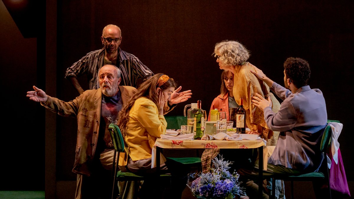 centrodramatico's tweet image. Hoy hemos presentado a los medios #Tribus, de #NinaRaine, dirigida por #JuliánFuentesReta, que aborda el tema de la comunicación y sube a escena el mundo de los sordos. La obra será accesible todos los días para personas con discapacidad auditiva. + info 👉bit.ly/38aSmxC