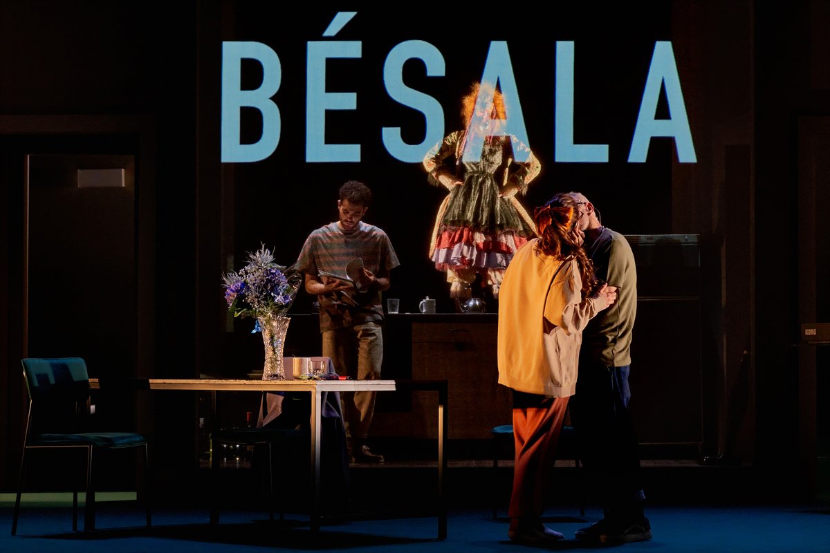 centrodramatico's tweet image. Hoy hemos presentado a los medios #Tribus, de #NinaRaine, dirigida por #JuliánFuentesReta, que aborda el tema de la comunicación y sube a escena el mundo de los sordos. La obra será accesible todos los días para personas con discapacidad auditiva. + info 👉bit.ly/38aSmxC