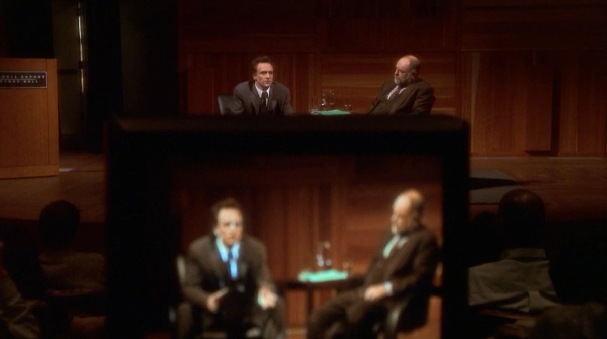 Nouveau petit chef d’œuvre d’épisode avec « Navigation céleste », catalogue de virtuosité sorkinienne, avec sa construction ultra-précise, un long flash-back qui se conclut dans le présent de l’épisode (dans une config' que Sorkin adore, la conférence-récit face à un public)...