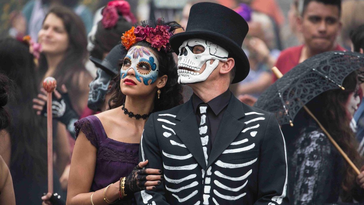 SPECTRE (2016) crafted a massive street celebration for the film, including 1,500 puppeteers, musicians and performers in Zócalo Square."There was a sense of party about it, which is what you want but is so rarely achieved on a movie set.” —Director Sam Mendes