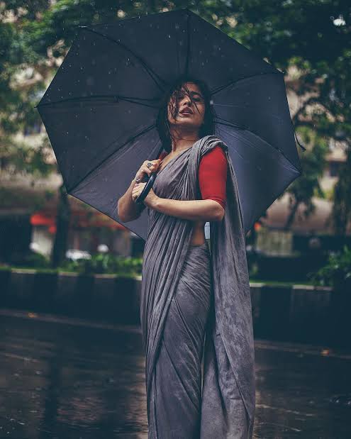 narottamyadav99's tweet photo. चाहता   हूँ   मैं  तुम्हारे  दो  नयन   में   बिम्ब अपने।
और  उन  बिम्बों के  भीतर भी कई प्रतिबिम्ब अपने।
मैं   अधर  से ही तुम्हारे भाल पर कुछ गीत लिख दूँ। 
और उन गीतों में तुमको सौ जनम का मीत लिख दूँ।
S
@Anshuy8 @nehaa_001 https://t.co/bMKeF2ggjD