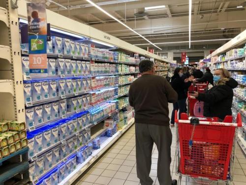 Confinement 2 : peut-on faire ses courses à deux, en couple, avec un ami, avec un enfant? lavoixdunord.fr/887413/article…