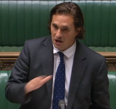 politicaltrims's tweet photo. The most dramatic despatch box transformation yet!
Defence Minister @JohnnyMercerUK on the 23rd September (left) and today (right). Cold ears and neck? #parliamentlive #defencequestions https://t.co/MnN0M6BsHk