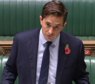 politicaltrims's tweet photo. The most dramatic despatch box transformation yet!
Defence Minister @JohnnyMercerUK on the 23rd September (left) and today (right). Cold ears and neck? #parliamentlive #defencequestions https://t.co/MnN0M6BsHk