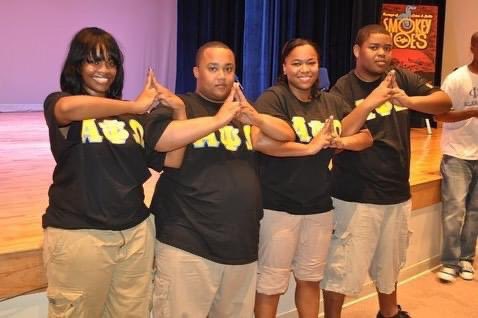 TheatreJunkeeT's tweet image. Wow! The 4 Dramatic Rebels Of the Spotlight are  10 Years(DECADE?!) old as of November 1, 2020!  My Ace (Normeaka Champion), My Deuce (Aaron-James Vibrato Young), My Tre/Front (Hillary Lewis)

YOUR TAIL LOVES YALL!!! 

💙💛🎭S.A.L.U.‼️💙💛🎭

#ALPHAPSIOMEGA
#CHIDELTA
#FALL2K10