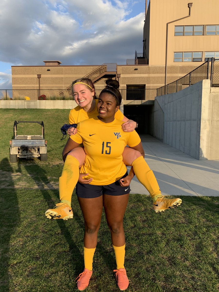 katty_smatty's tweet photo. my babies after senior night😭❣️ IM not crying u are💔 https://t.co/fjvajhyXus