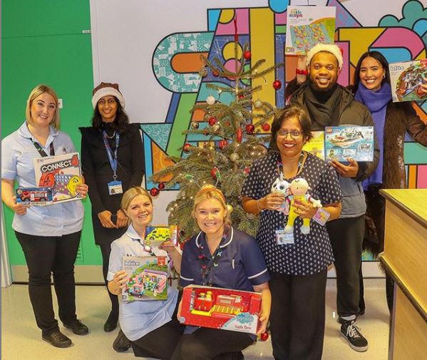 thisiswestside's tweet photo. 🎄WESTSIDE RADIO XMAS TOY APPEAL🎄

We’re appealing for donations of new, unwrapped toys to donate to children staying at our local hospitals over Christmas. 

If you can donate please call 02085744113 or email toyappeal@thisiswestside.com 

🎁Photos of last year's appeal below🎁 https://t.co/QylllfS8q2
