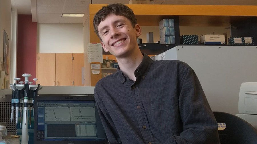 We are thrilled that Noah, an active undergraduate researcher and past SURE participant, has been designated an Eberly Scholar! This award is the Eberly College’s most prestigious scholarship honor for undergraduate students. 

eberly.wvu.edu/news-events/eb…