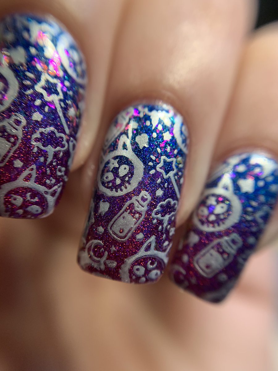 nailsbybriony's tweet photo. These were my last set of Halloween nails for 2020, and were celebrating 1000 followers on Instagram! I did a gradient, topped it with unicorn skins, and stamped over the top ๐ #nailart #holotaco #maniology #nailstamping #nailgradient https://t.co/XQ6b2584DY