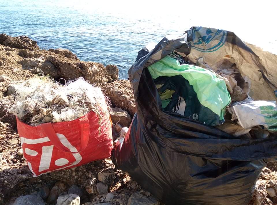 Today's harvest at Europa Foreshore covering 100 metres of shoreline. 
A full bag of plastic and another one with fishing lines was retrieved! Fantastic 👏 👏
Thank you Bart Thienen for carrying this out!
#MedOceanHero #OurCoastlineMatters #thegreatgibraltarbeachcleans