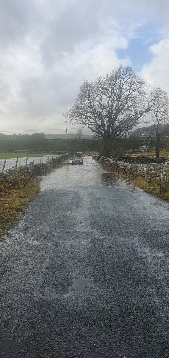 PSOGRASSINGTON's tweet photo. My first active week as PSO in the Grassington Community. 
Day one...its wet! 
Out checking the roads for @NYorksPolice
Then attended a🔥 call to make safe a foot bridge in Hebden due to flooding  @NorthYorksFire
@GRA_NYFRS https://t.co/xXF7NspGtb