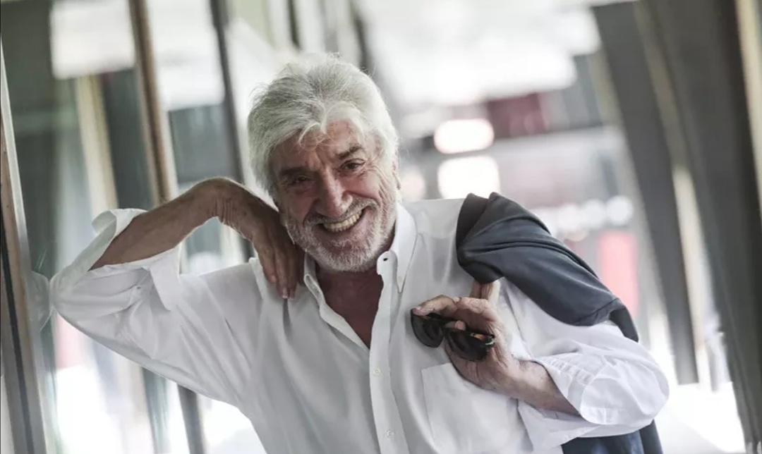 CataniaUpTw's tweet photo. "Ringraziamo Iddio, noi attori, che abbiamo il privilegio di poter continuare i nostri giochi d'infanzia fino alla morte, che nel teatro si replica tutte le sere". #GigiProietti

Grazie di tutto Gigi, vivrai per sempre nei nostri cuori. ❤️ https://t.co/6XH4UEJPbx