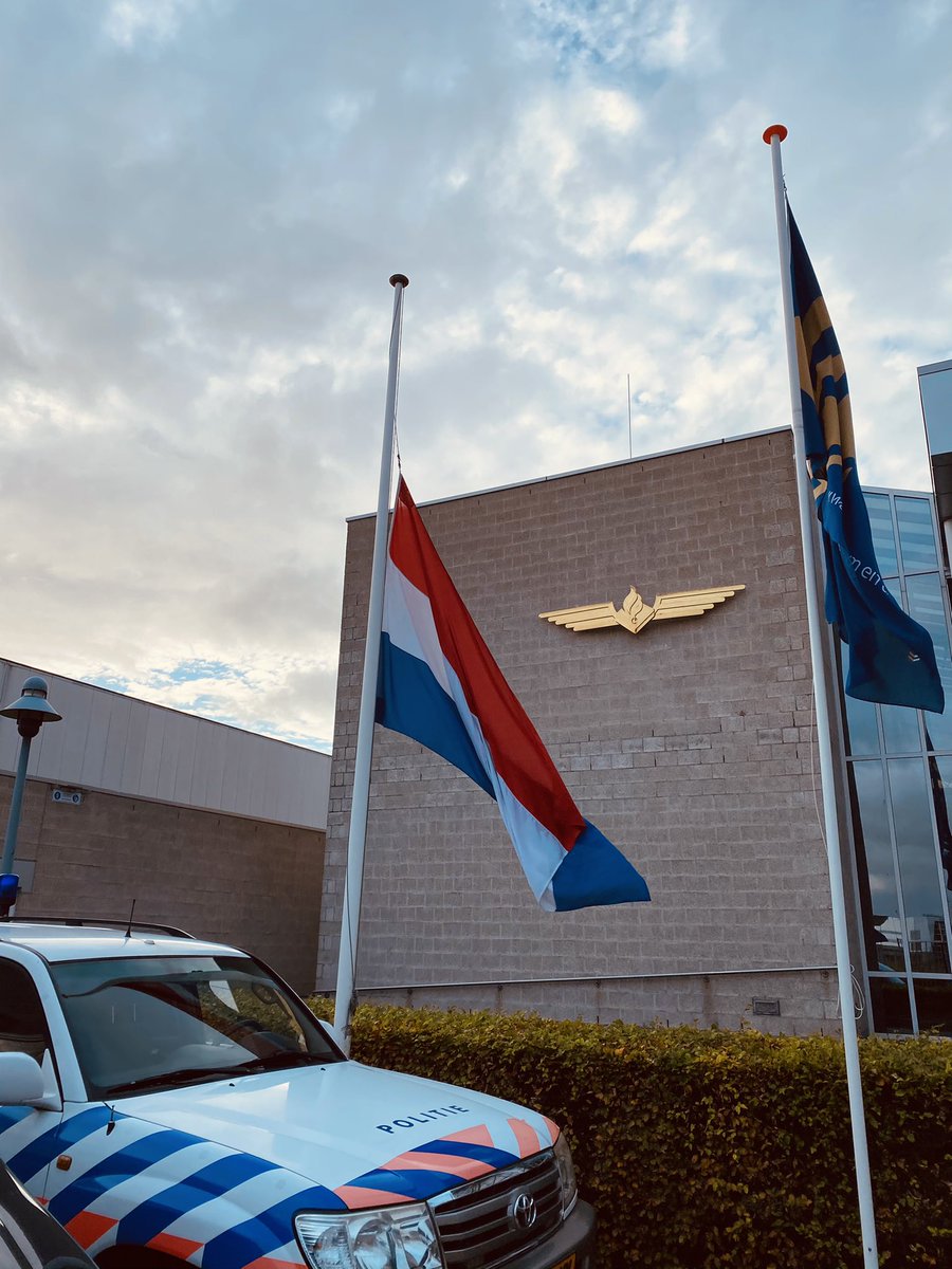 DePolitieheli's tweet image. Vandaag herdenken we onze collega Jeroen Leuwerink. De uitvaart is met volledige korpseer, geheel naar wens van de familie. In gedachten zijn we erbij #FallenbutnotForgotten #ThinBlueLine