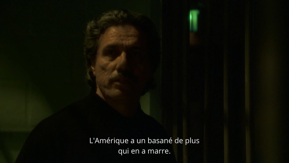 … et dans lequel on trouve pourtant sans crier gare une des scènes les + vibrantes d’indignation de la série, filmée dans un décor irréel de cellule de western, comme si le siège de RIO BRAVO n'avait jamais cessé, transposé à l'arène politique.