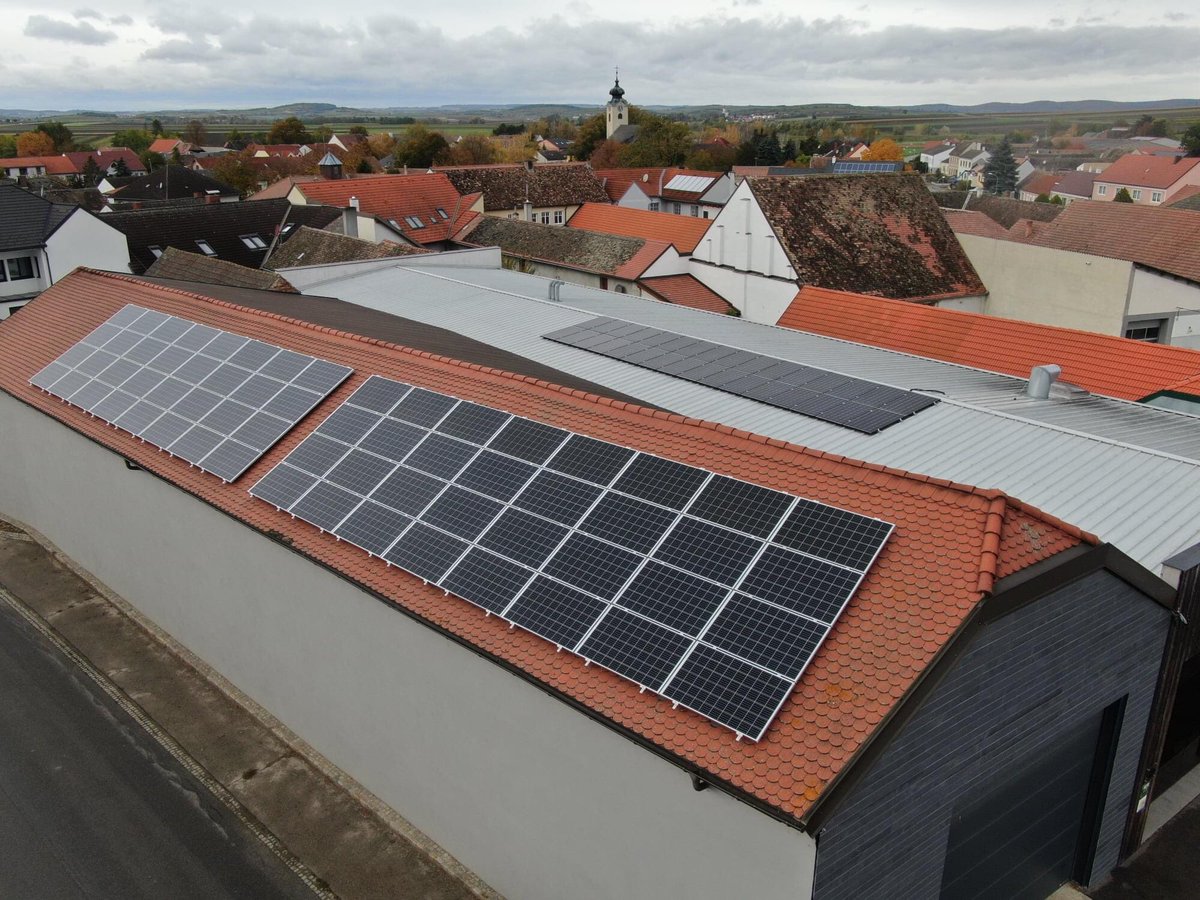 Ein weiteres Projekt wurde umgesetzt 😀! 23 #Investoren beteiligen sich an der #Photovoltaikanlage vom Bioweingut Weber und erhalten nun neben #Biowein auch #Sonnenstrom ab Hof ☀️☀️☀️. Foto © Höller Elektrotechnik
