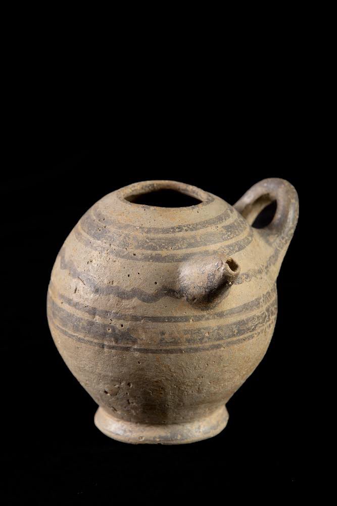 patrimonigencat's tweet photo. Entre els centenars d’artefactes de gran valor que atresora el @macarqueologia en trobem un que ens parla dels grans oblidats de la història: els nadons!👶🏼
 
🍼Descobreix el biberó grec que exposa el #MACgirona en l’edició de novembre de @sapienscat 
👉🏼 https://t.co/WGk4p0skB4 https://t.co/ZzqHJqCZff