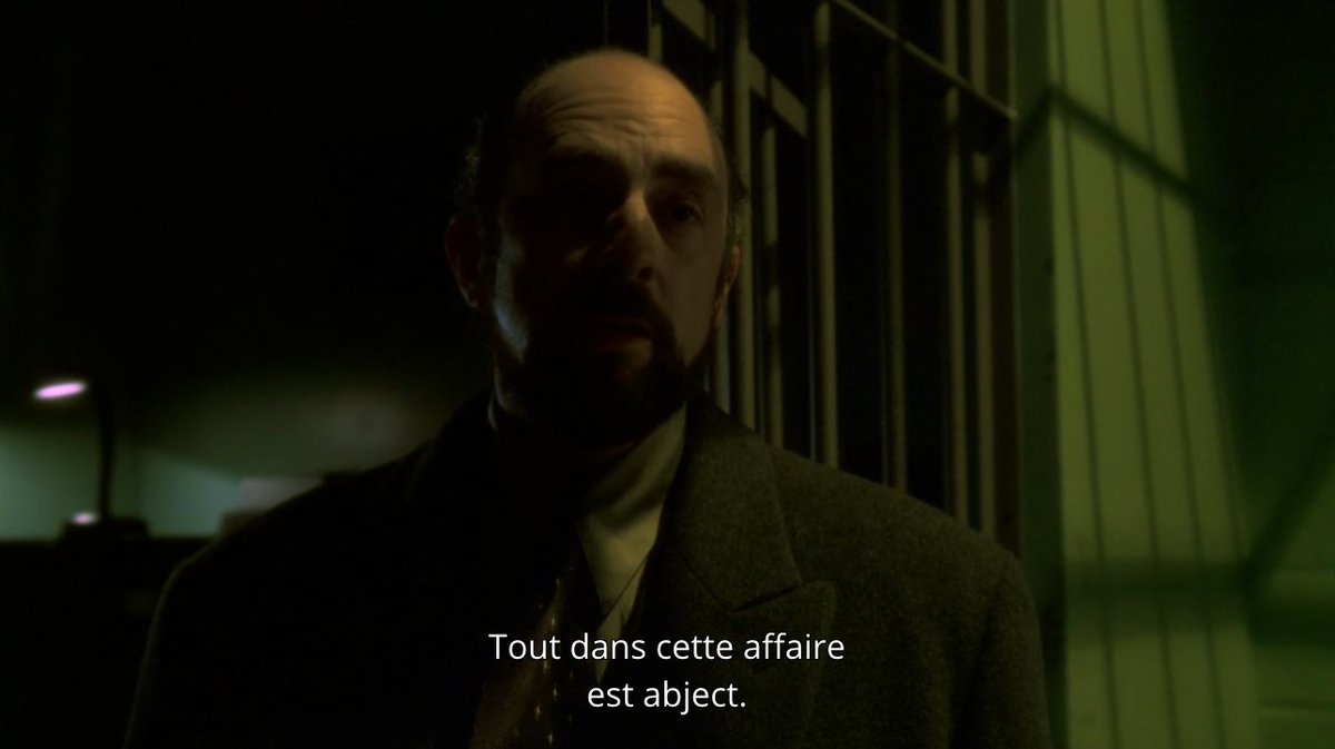 … et dans lequel on trouve pourtant sans crier gare une des scènes les + vibrantes d’indignation de la série, filmée dans un décor irréel de cellule de western, comme si le siège de RIO BRAVO n'avait jamais cessé, transposé à l'arène politique.