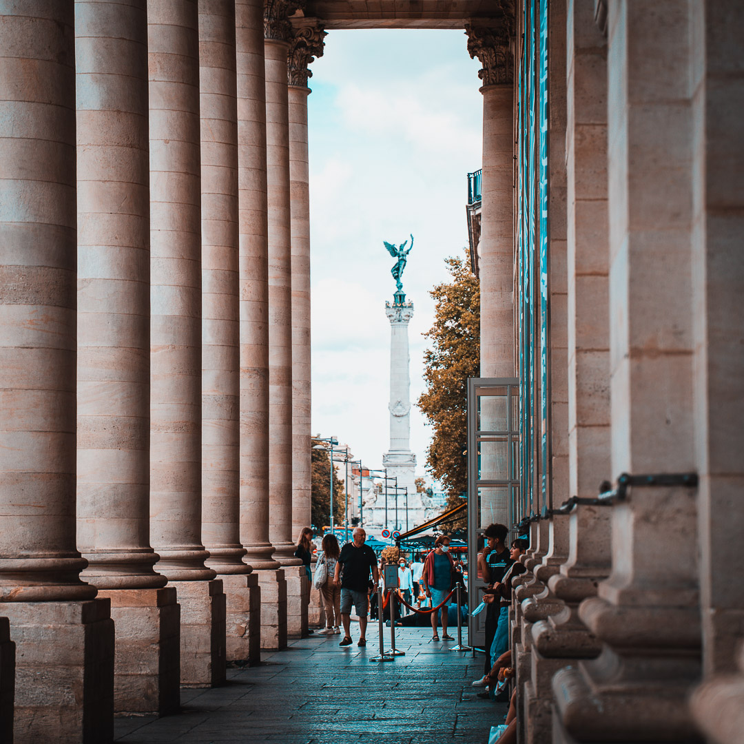 Monuments aux Girondins ⛲️
.
En 1943, le monument a failli disparaitre car les cheveaux (au pied de la colonne) ont été démantelé pour répondre à la demande des occupants : les Nazis 
.
#jibsprod #pixels_studio #bordeauxmaville #bordeauxmylove