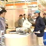 1993年のニュースから…防犯訓練の犯人役が迫真の演技すぎて本物と勘違いされ車ではねられる!