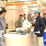 1993年のニュースから…防犯訓練の犯人役が迫真の演技すぎて本物と勘違いされ車ではねられる！
