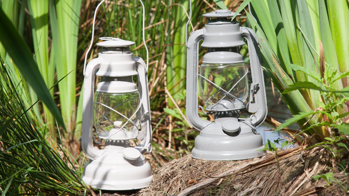 Een nieuwe Kampeerperfect blog! 🖊

Waarmee kun je nu veilig verlichten en rustig boek lezen wanneer het donker wordt? Met de stormlantaarn natuurlijk! 🌪️💡 In de blog vertellen we je er over en hoe een stormlantaarn werkt. 👇

kampeerperfect.nl/kampeernieuws/…