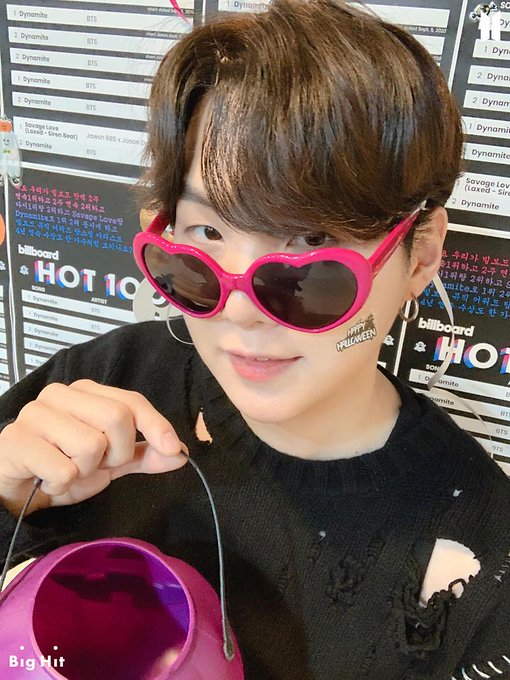 luvingili's tweet photo. Espero que os guste mi selca, tenía miedo de hacerla pero al final me he animado. @BTS_twt que dices Suga, te gusta o no?
#ARSD #ARMYSelcaDay #KTH1 #SUGA #SUGASELCA #YOONGI 💛 https://t.co/wKpDmGmAi4
