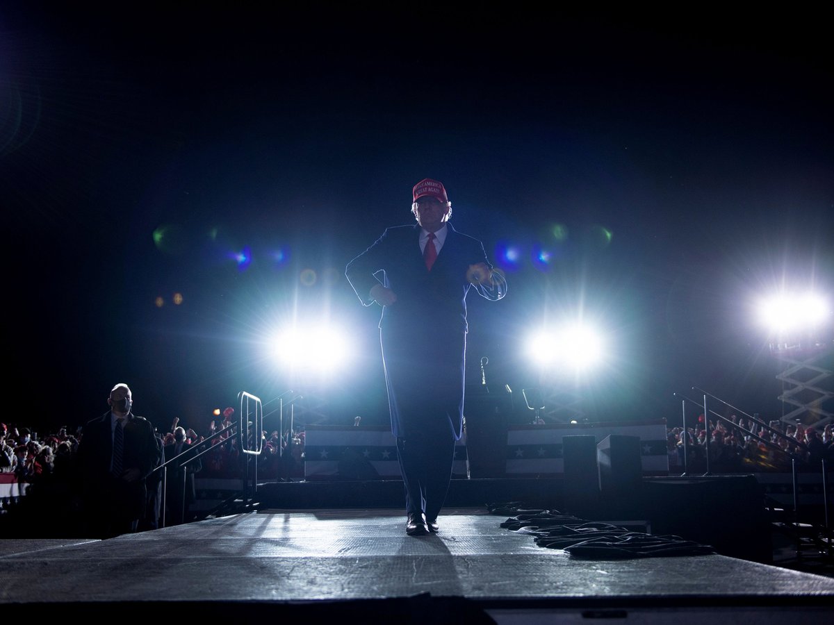 Compiaciuto di sé, sempre, nonostante tutto e a dispetto di tutto, <a href="/realDonaldTrump/">Donald J. Trump</a>. Sapete forse cosa c'é all'origine di tutta questa allegria? donnamoderna.com/senza-categori… Ph. Brendan Smialowski <a href="/DonnaModerna/">Donna Moderna</a>