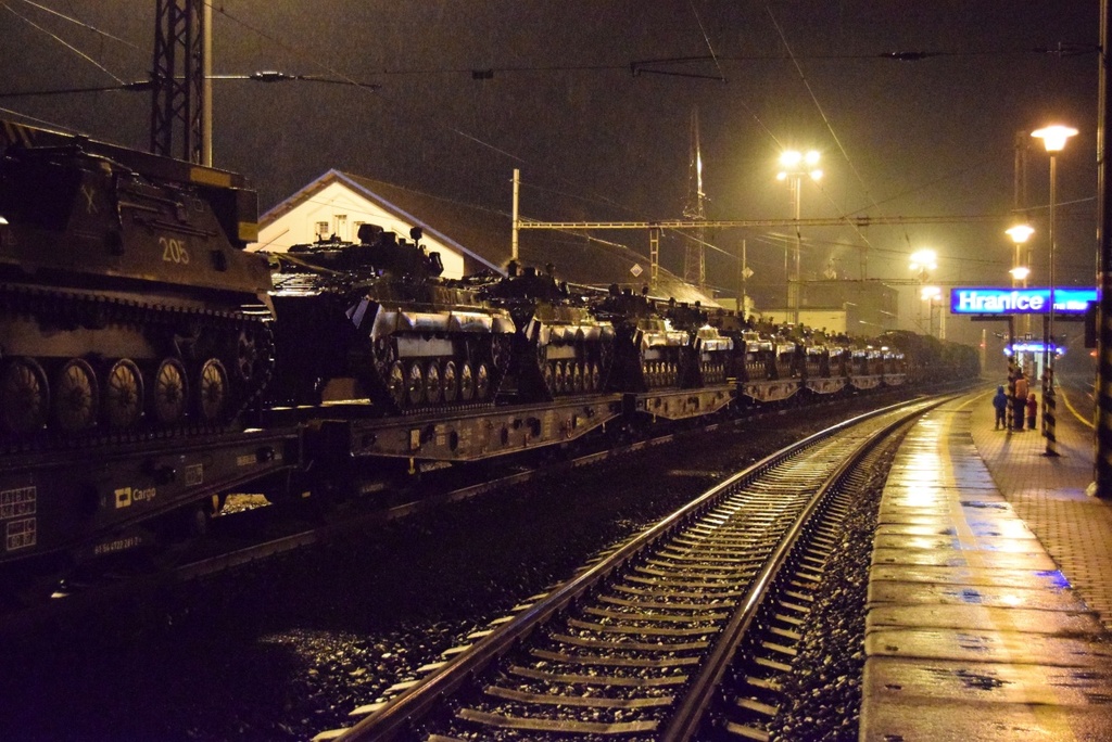 ObranaTweetuje's tweet image. I nadále plníme své alianční závazky. Dvě stovky vojáků a 50 kusů techniky #71mpr vyrazily do Litvy v rámci cvičné aktivace Sil velmi rychlé reakce NATO (#VJTF). Koná se tam rozsáhlé cvičení jednotek NATO s názvem Brilliant Jump 2020.
#WeAreNATO 
👉acr.army.cz/informacni-ser…