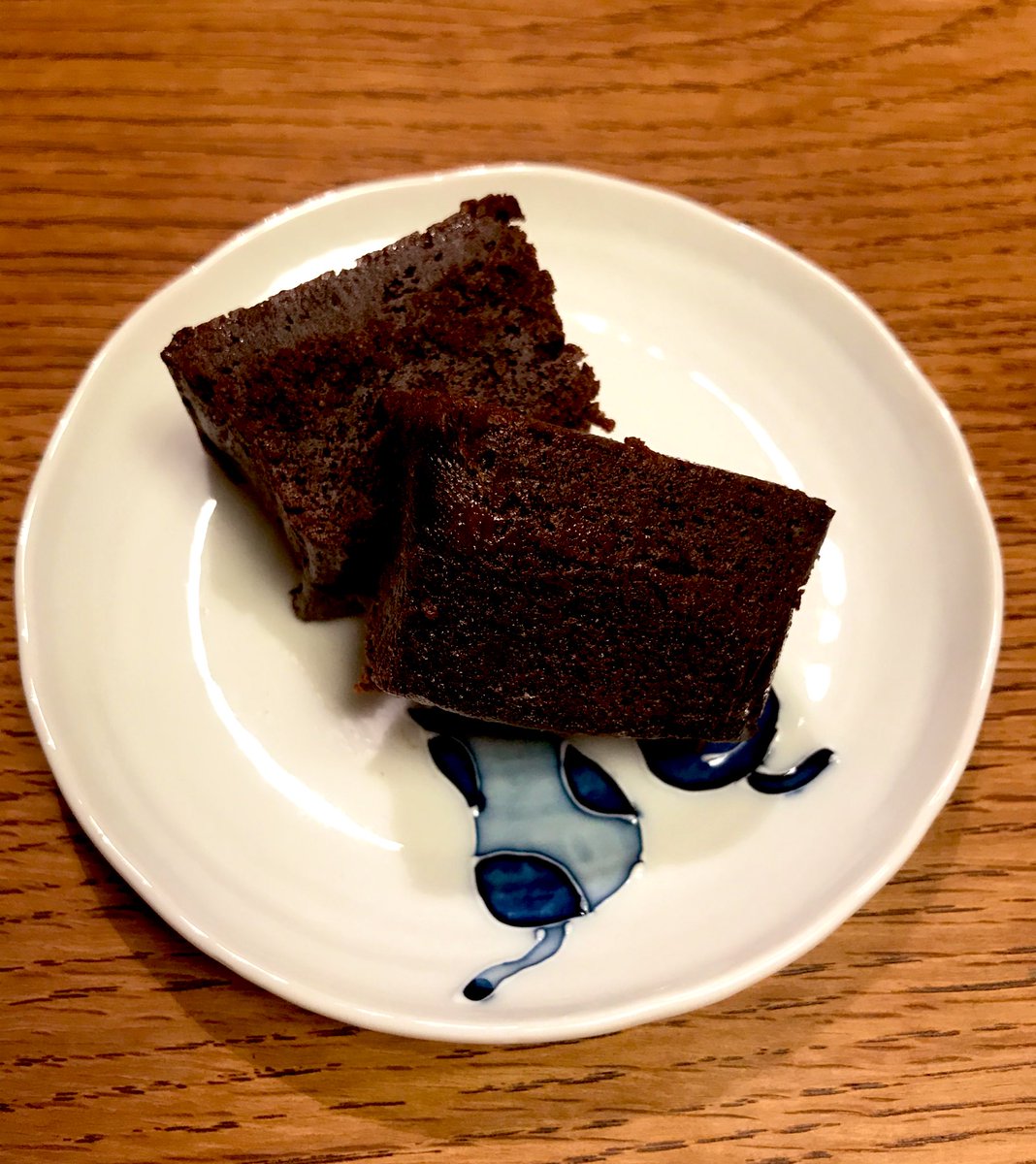 カメタロウ 本日はデザートあり ぐふふ いつぞやに買ったチョコレートケーキ 超濃厚でコーヒー に合う ただし 高カロリー ポロショコラ チョコレート チョコレートケーキ ガトーショコラ スイーツ