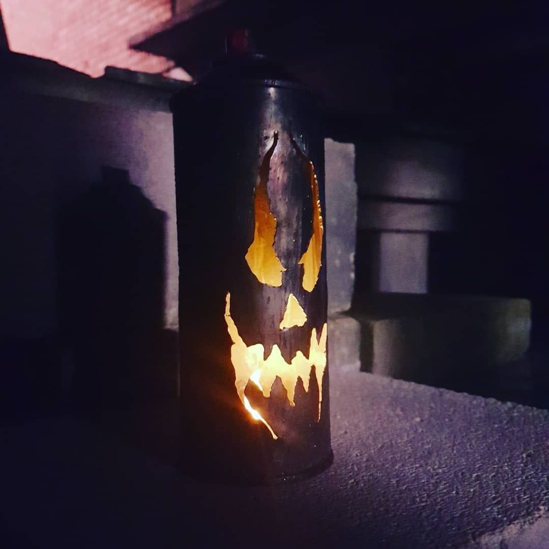 PhoenixEffectFX's tweet photo. Spraypaint lantern🎃🦇😊
Recycling project😉
#recyclage #recycling #recycle #halloween #halloweenpumpkin #citrouille #monster #ghost #zombie #monstermaker #fantasy #fantastic #horror #spooky #creepy #creaturecharacter #creatureeffect #sfx #props #practicalfx #art #artwork https://t.co/MuIcaFheP6