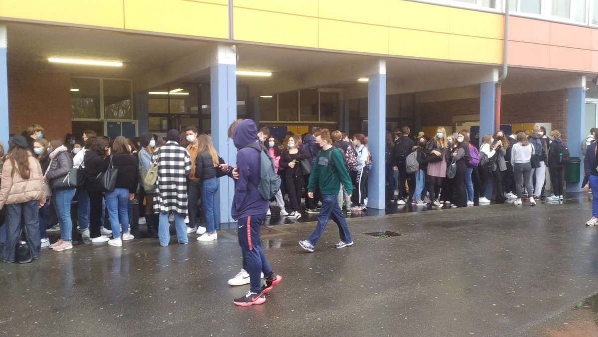 Lukas_druu's tweet photo. "Protocole sanitaire renforcée" #rentree #COVID19 https://t.co/YL2FASq0xd