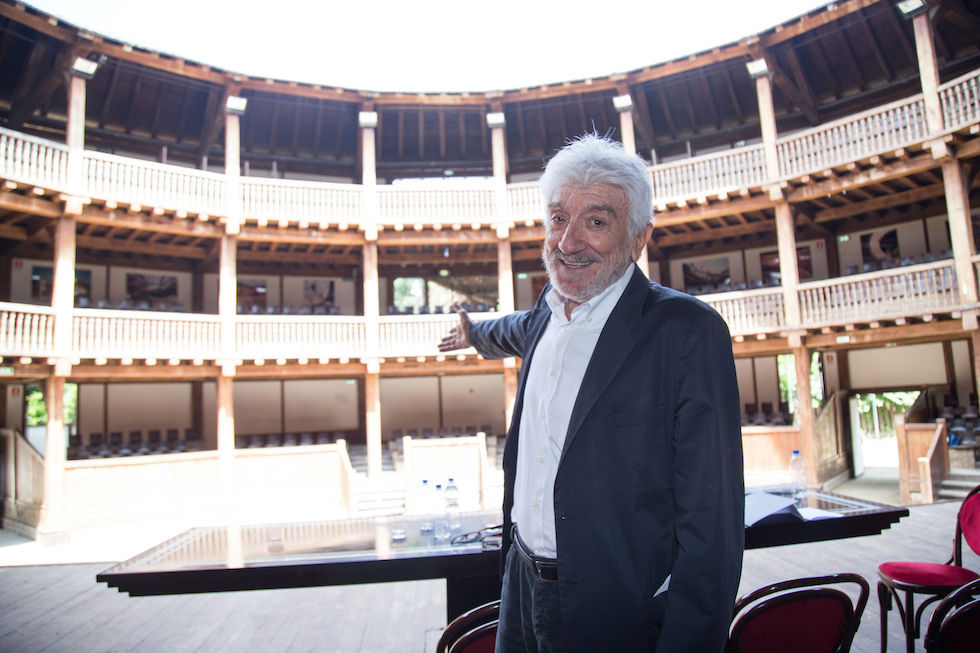Il giorno del suo 80° compleanno ci lascia #gigiproietti. 

Attore, cabarettista, insegnante amato da tutta Italia, sapeva dare vita a Shakespeare, Brecht e Verdi così come alla più vivace cultura popolare.

Dopo indimenticabili risate, Maestro, piangiamo la tua assenza.