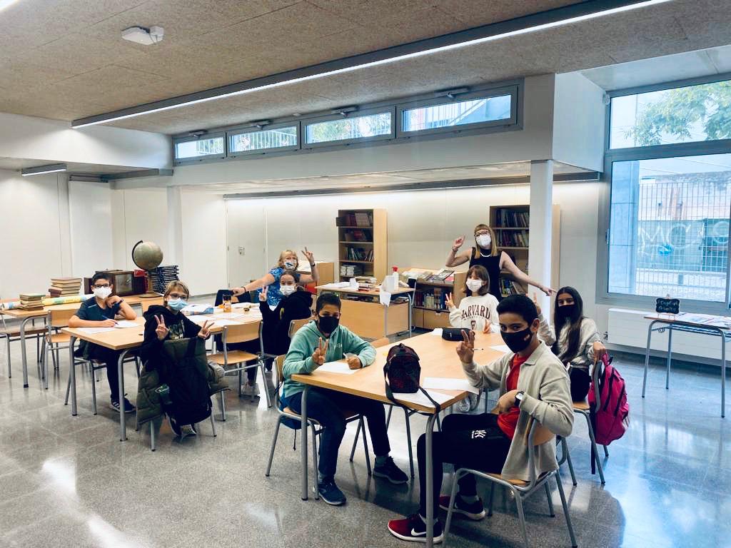 interseccions__'s tweet photo. Complint totes les mesures sanitàries marcades per @gencat, els #EnglishWorkshops continuen a ple rendiment adaptant-se al format telemàtic 📲
👉 L'alumnat d'ESO segueix practicant i aprenent l'anglès d'una forma lúdica i propera amb l’acompanyament de professionals nadives. https://t.co/EwSOh0g0Ka