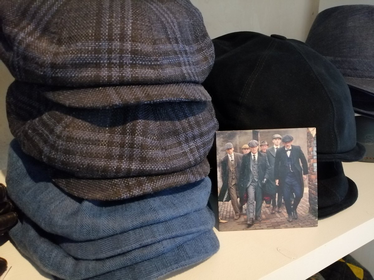 VanNuyen's tweet photo. VanNuyen krijgt regelmatig de vraag of ze ook Peaky Blinders petten verkoopt.

Zeker, ook die zijn verkrijgbaar!

Open: do mi van 13.30-17.30 en op afspraak om je volledig tot dienst te kunnen zijn.

#petten #hoedenwinkel #peakyblinders #passen #hoeden #handschoenen #sjawls #muts https://t.co/arZZu9CcLN