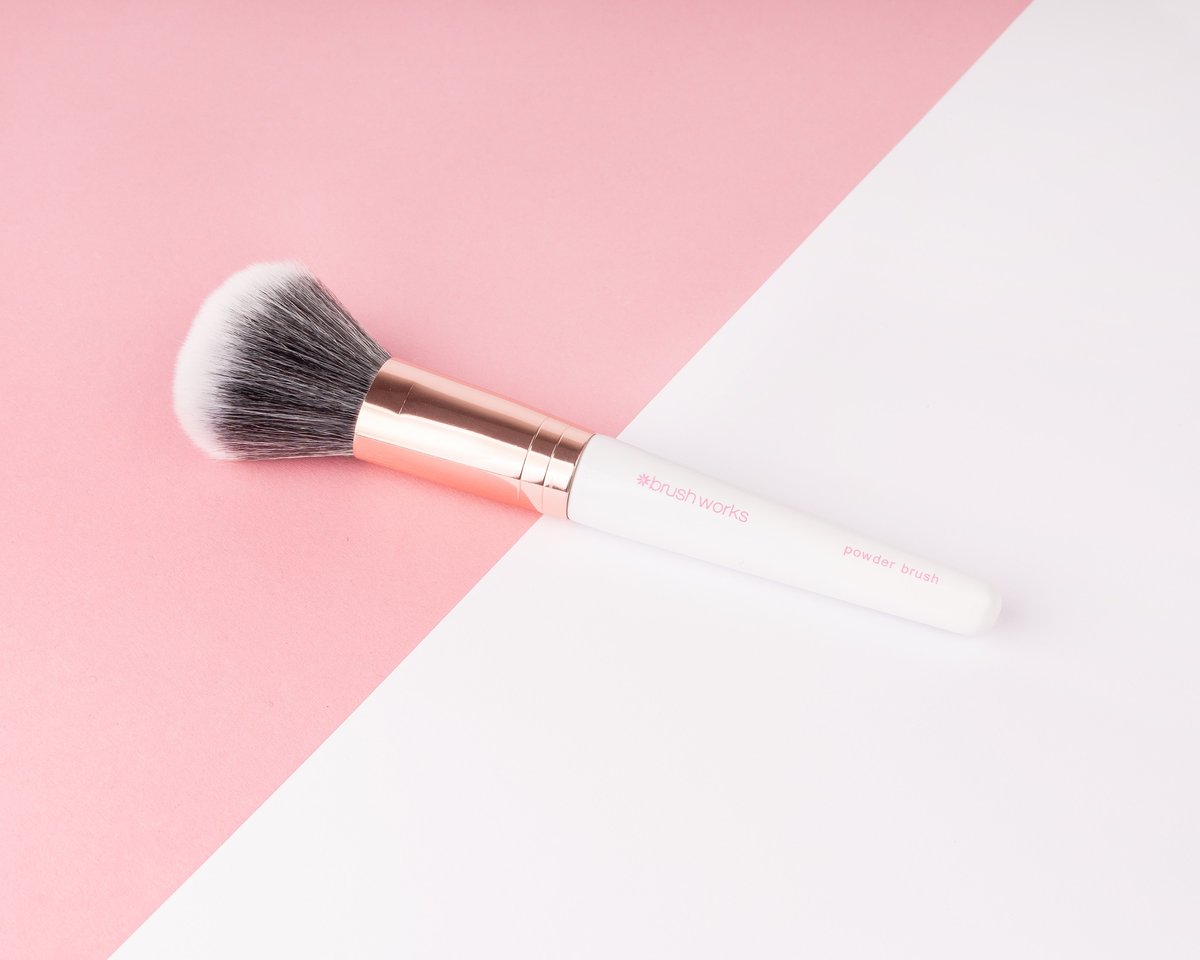 Brush_WorksUK's tweet image. Get ready to brush up babes! 

Our Powder Brush is super soft, featuring long fibres which allows you to achieve a sheer application, with a smooth and accurate result!

Get set to serve some serious base! ❣️

#brushworks #powderbrush #whiteandgoldbrushes