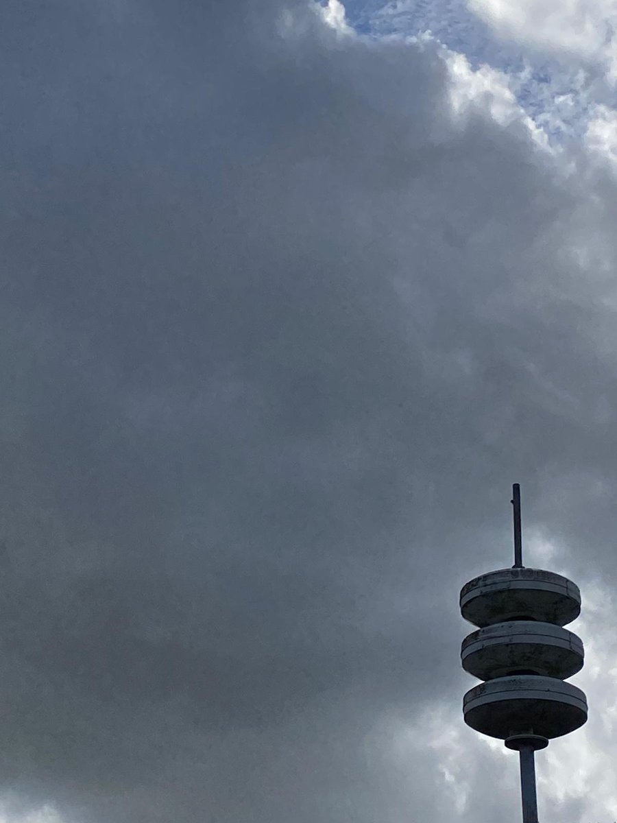 Elke eerste maandag van de maand word landelijk het luchtalarm getest om 12.00. Hoor jij het alarm gaan? Test dan gelijk even je rookmelders in huis. Dan weet je gelijk of deze nog werken. 
.
.
#Kazernevictoraa #Brandweeraa #Rookmelder #brandveiligleven #Brandweer #020oost #fire