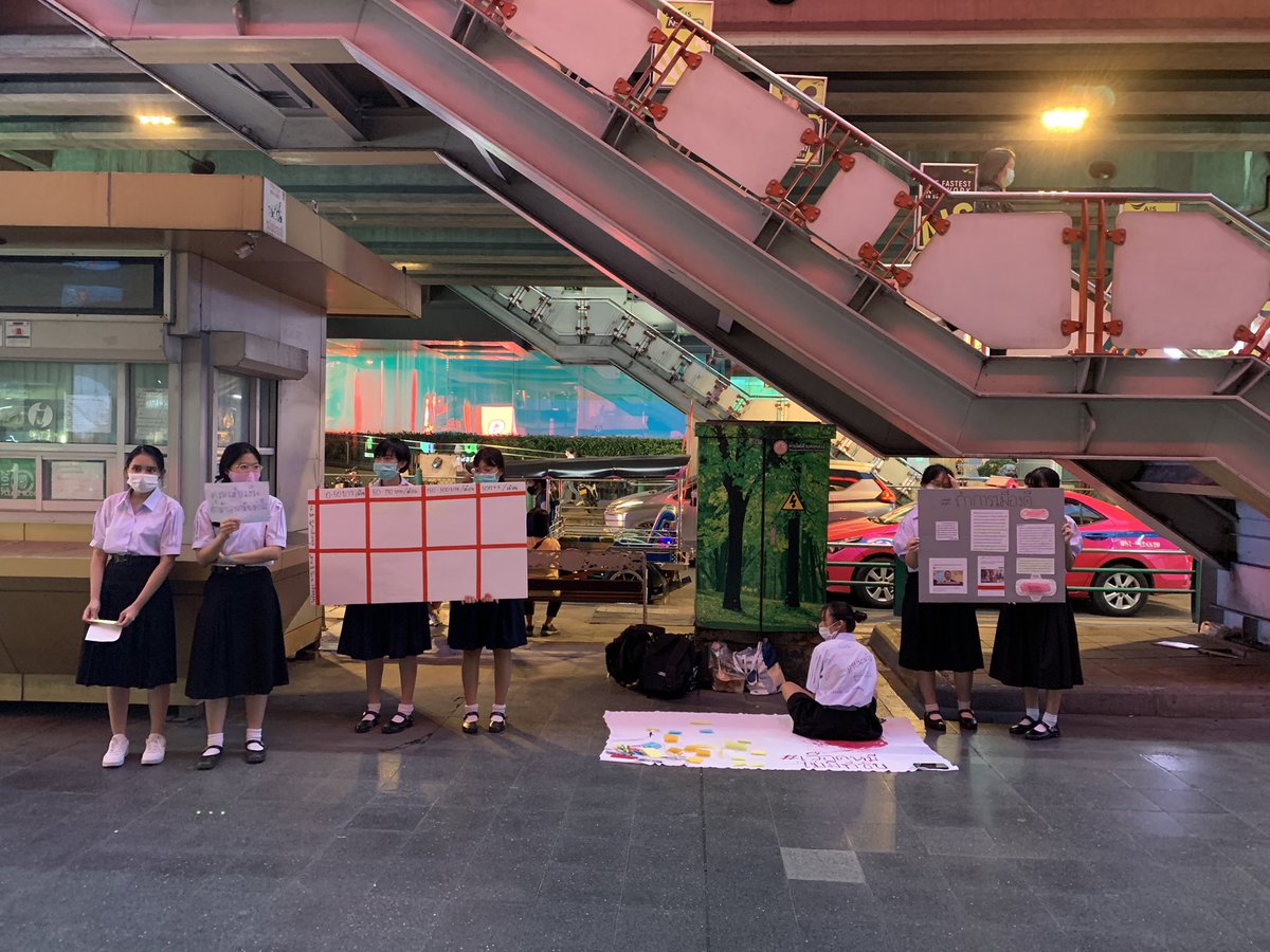 ตอนนี้! ที่สยามสแควร์มีกลุ่มนักเรียนกำลังทำกิจกรรมเรียกร้องรัฐสวัสดิการผ้าอนามัย โดยให้แปะสติกเกอร์ค่าใช้จ่ายของผู้ที่มีมดลูกและไม่มีมดลูก และเขียนโพสต์อิทถึงรัฐบาล ใครผ่านมาแถวนี้มาให้กำลังใจและร่วมกิจกรรมได้นะครับ

#เลือดหมีไม่มีที่ซับ
#ม็อบ2พฤศจิกา