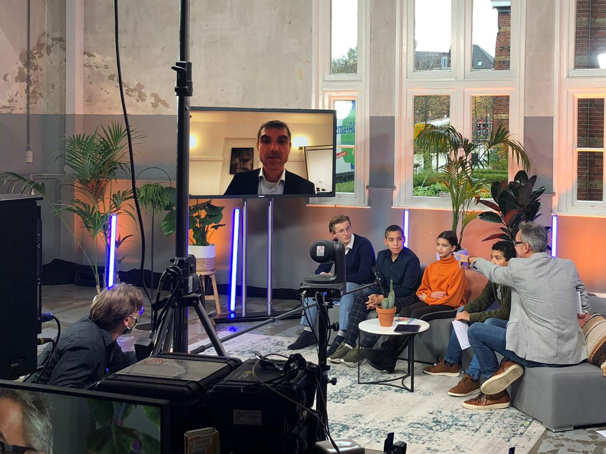 Vanmorgen was ik op afstand bij de opening van de #VoorDeJeugdDag. Een dag waarop we samen kijken naar wat goed gaat in de jeugdzorg en wat beter kan. Dit jaar digitaal, waardoor veel mensen kunnen meedoen! Mooi dat de jeugd zelf ook meedenkt, hun adviezen zijn veel waard! #VDJD