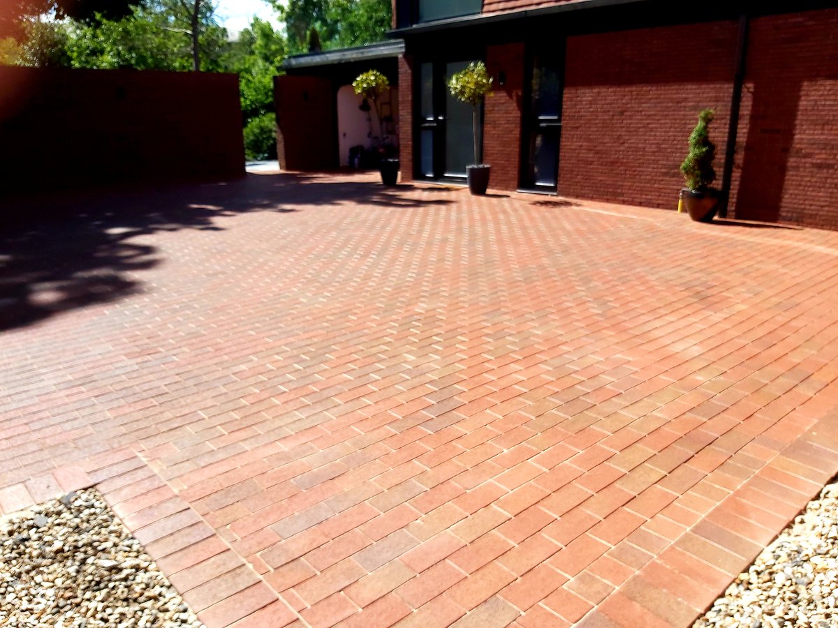 valejetclean's tweet photo. Come spring, if you're thinking of #letting your home dont forget that first impressions are really important and a clean driveway makes a huge difference

#valejetclean tel: 02920 700571
#jetwashing #Cardiff #Penarth 
#forsale #propertymanagement https://t.co/kglW3y4WL0