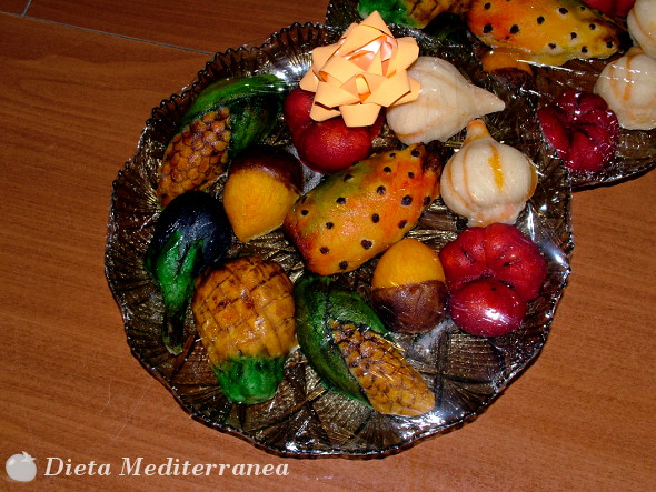 LaDietaMed's tweet photo. Per il ponte di #Ognissanti in Sicilia non può mancare la tipica frutta di #marzapane (#martorana o #pastareale) fatta con pasta di mandorle 🍎🌰 https://t.co/uM0Z7EljGE 👩🍳 #blogGZ #gialloblog #MangiaItaliano #DietaMediterranea #ricette #ricetta #recipe #recipes #imorti https://t.co/SQyyBhrWSo