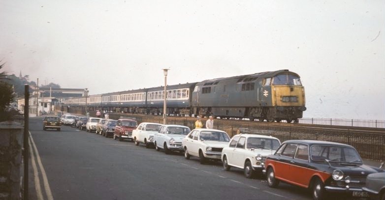 RailwayCentral's tweet image. All clear on the #Western front.... A British rail icon of yesteryear #Class52 passing an aray of classic vehicles of the same period.... #Devon c1970's
@SouthWestRail
.... 📸#IanNicholls