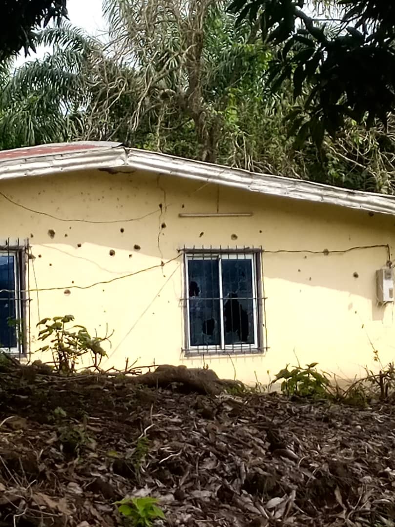 MinouChrystayl's tweet photo. Tjrs sur la route de #mutenguene d maisons criblées de balles abandonnées. Des constructions laissées avec comme propriétaires des herbes. En zoomant sur la dernière photo vous avez l'impact des balles devant la maison et celle en étage.
#EndAnglophoneCrisis
#minouakumba https://t.co/nF2zpHmAa2