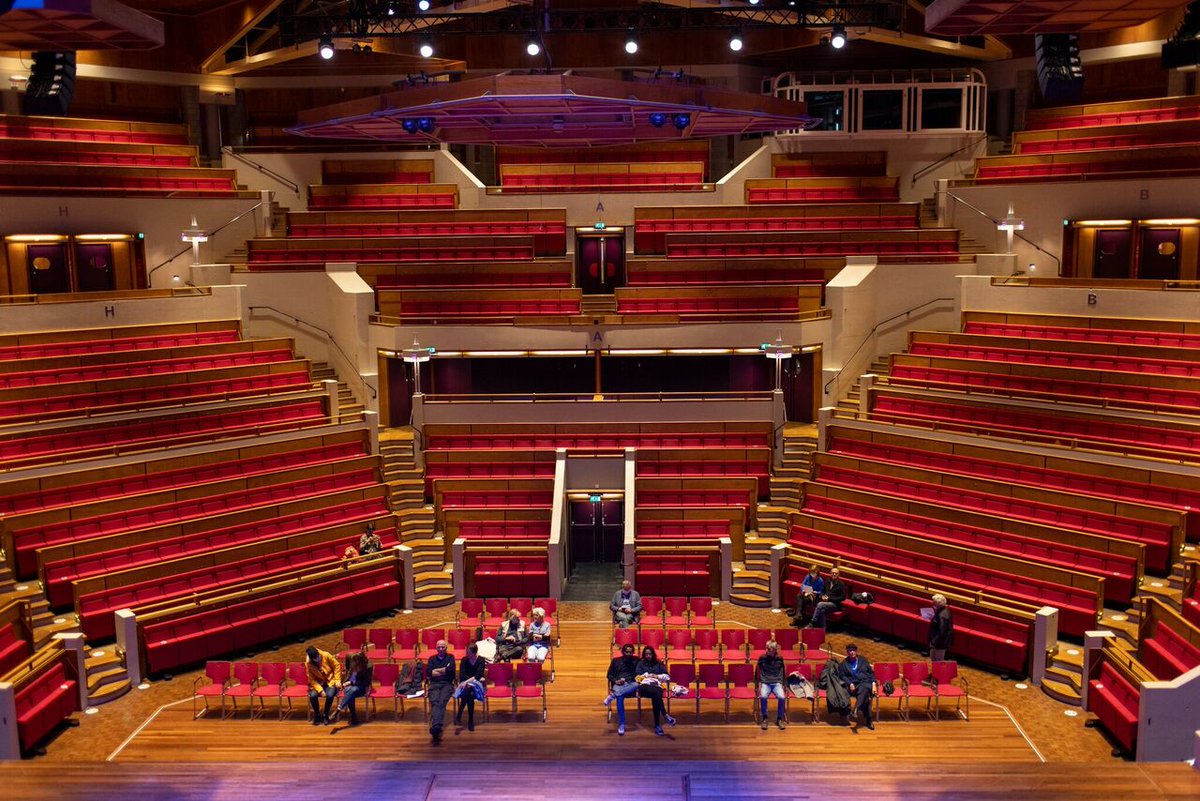 TivoliVredenburg (@tivre_utrecht) on Twitter photo Goedemorgen kabinetsleden, gaat het sluiten van de theaters, musea en bioscopen echt het verschil maken? Laat ons alsjeblieft de sector op een waakvlam houden. Zo voorzien we artiesten, musici en zzp-ers van werk en blijven we een lichtpunt voor publiek. #corona
Foto: <a href="/ilvynjio/">Ilvy Njiokiktjien</a> Goedemorgen kabinetsleden, gaat het sluiten van de theaters, musea en bioscopen echt het verschil maken? Laat ons alsjeblieft de sector op een waakvlam houden. Zo voorzien we artiesten, musici en zzp-ers van werk en blijven we een lichtpunt voor publiek. #corona
Foto: <a href="/ilvynjio/">Ilvy Njiokiktjien</a>