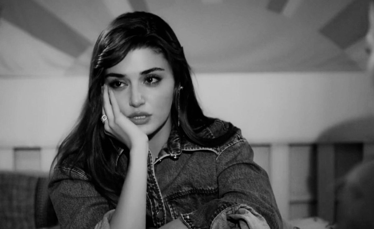 the back ground of serkans study is of planets and eda has sun as the backdrop,its kind of symbolic as serkans world revolves around eda like the planets that travel around the Sun in orbits-
in Love with the detailing sck offers👏🏻

#SenÇalKapımı #KeremBürsin #HandeErçel #EdSer