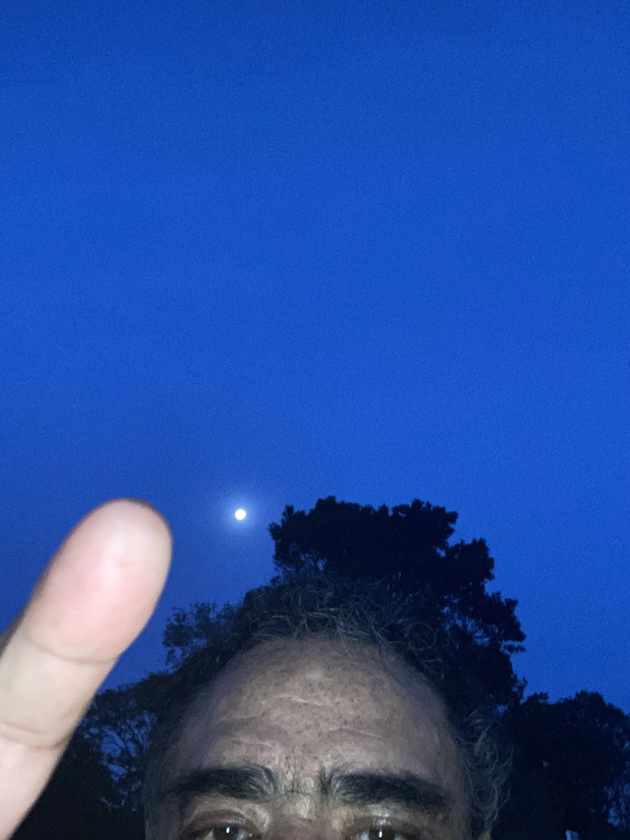 ToledoChano's tweet photo. Bendecido día dando gracias a Dios de ver y sentir su grandeza en este hermoso amanecer contemplando nuestra luna https://t.co/JX6G3F6H7n