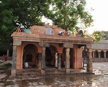 It is with Karuvoorar’s advise that the Shiva Lingam was installed in the temple. The presence of a shrine dedicated to Karuvoorar Siddhar in the temple complex (at the rear) is seen as a proof to this.  @hathyogi31  @Elf_of_Shiva_  @Itishree001  @Anshulspiritual  @Padmaavathee