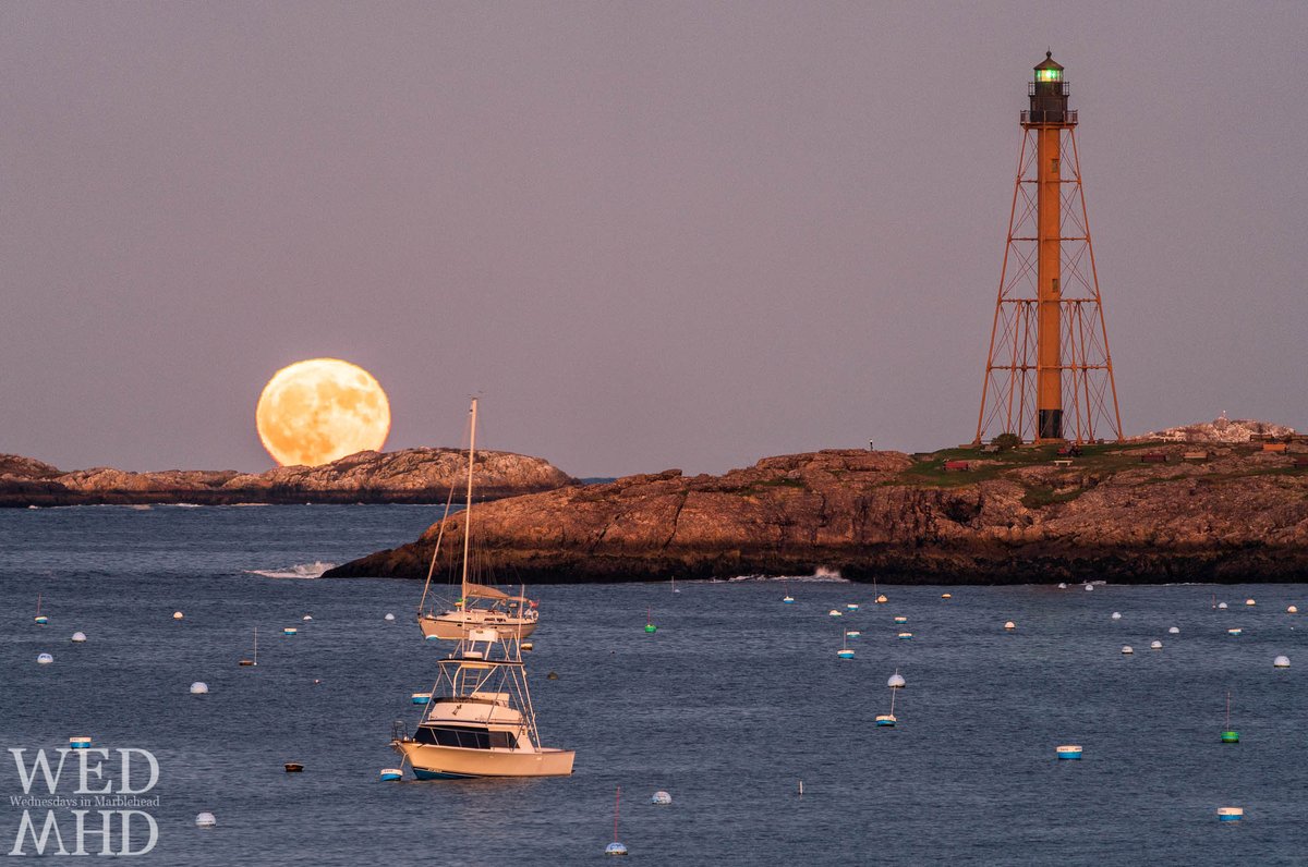 orenphoto's tweet photo. Halloween Blue Moon - https://t.co/cMjIvhmW4X - #Boats #ChildrensIsland #FullMoon #Lighthouse #MarbleheadHarbor #Marblehead https://t.co/Vi60PPPIjn