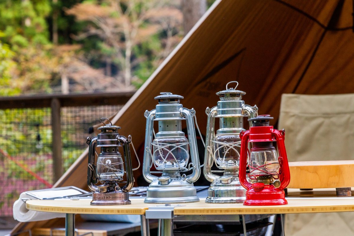 camp2727's tweet image. 先日のグルキャンで
Yutako06 @IrumanoSさんに
先日ポチったオールドランタンを整備してもらい、点火方法を教わって見事に点灯しました🔥
71年式で自分やYutako06さんより年下ですが🤣
まだまだ暗闇を明るく照らしてくれます☀️
#200A #コールマン #次はバースデー #オイルも素敵