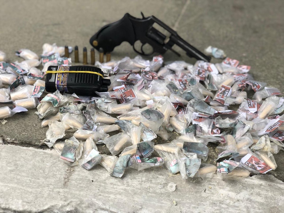 PMERJ's tweet image. Exclusivo, aqui no @PMERJ!

👉🏽 Revólver, drogas e rádio transmissor foram apreendidos por nossos policiais do #7BPM, nesta #segunda, no bairro Mutuá - #SãoGonçalo. Na ação, um criminoso se feriu ao entrar em confronto e foi socorrido ao HEAT. 📸

#PMERJ #Informação