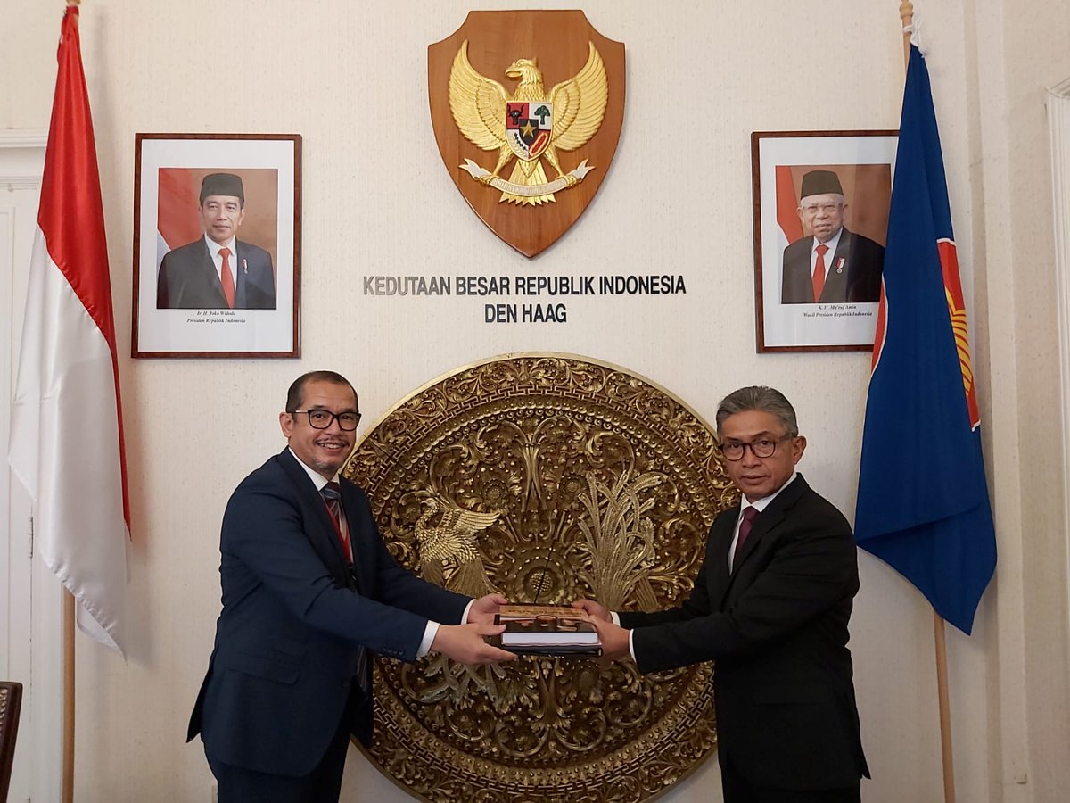 kbridenhaag's tweet image. Dubes RI Den Haag, Bapak Mayerfas telah menerima tugas &amp;amp; tanggung jawab sebagai Kepala Perwakilan RI dari KUAI/DCM KBRI Den Haag, Bapak Fikry Cassidy pada acara Serah Terima Jabatan di KBRI Den Haag (02/11/2020). Selamat datang &amp;amp; selamat bertugas Bapak Dubes Mayerfas!
#dubes